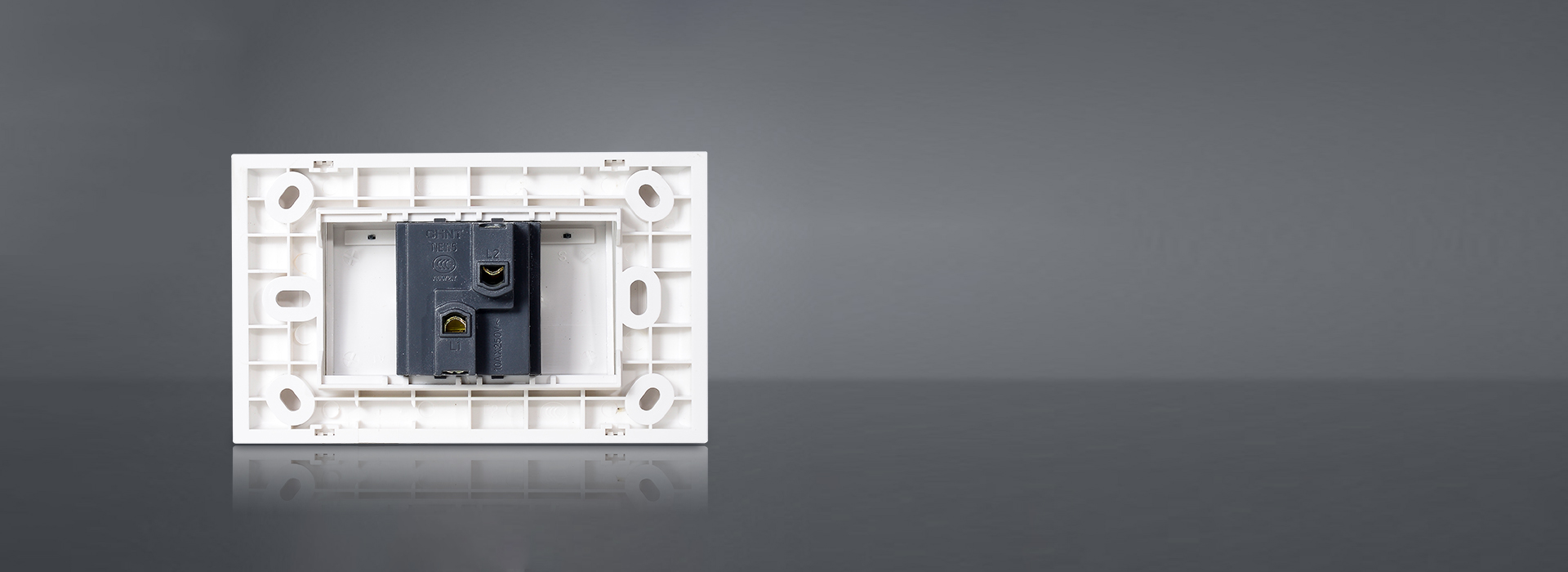 更大孔徑，接線牢固
 
 可同時(shí)容納3根...