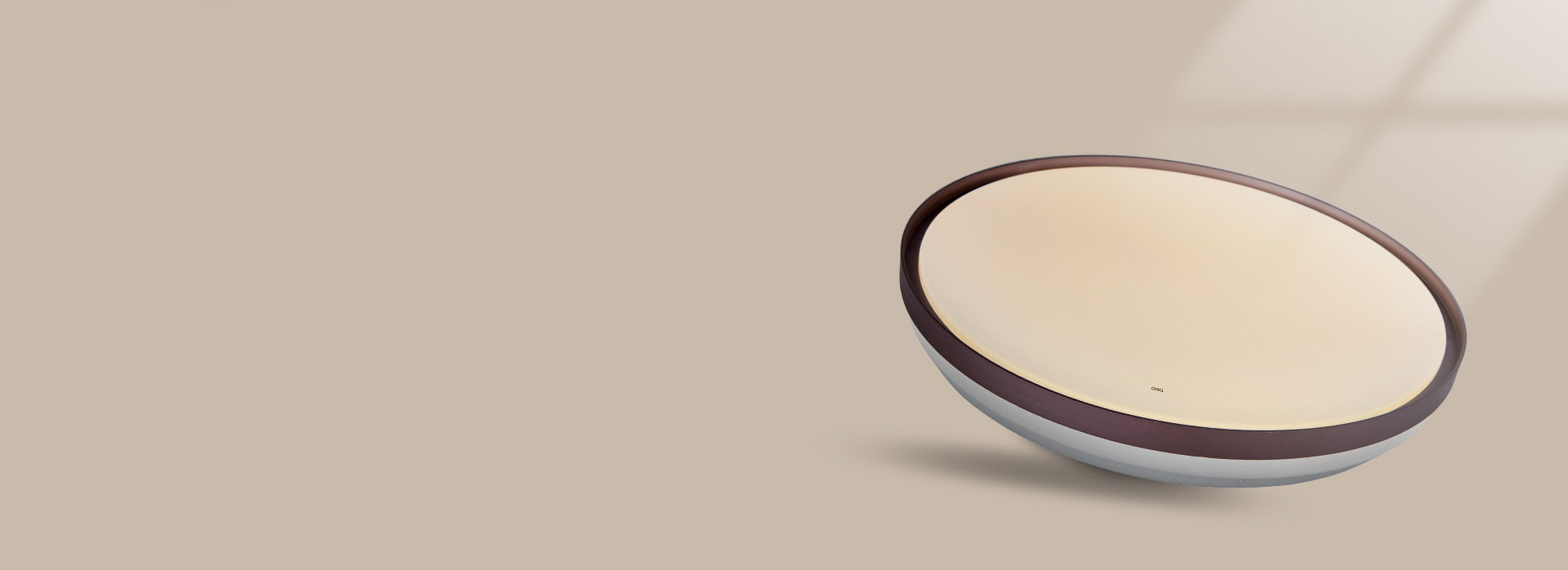 高透光面罩，光線均勻，舒適柔和
 質地輕...