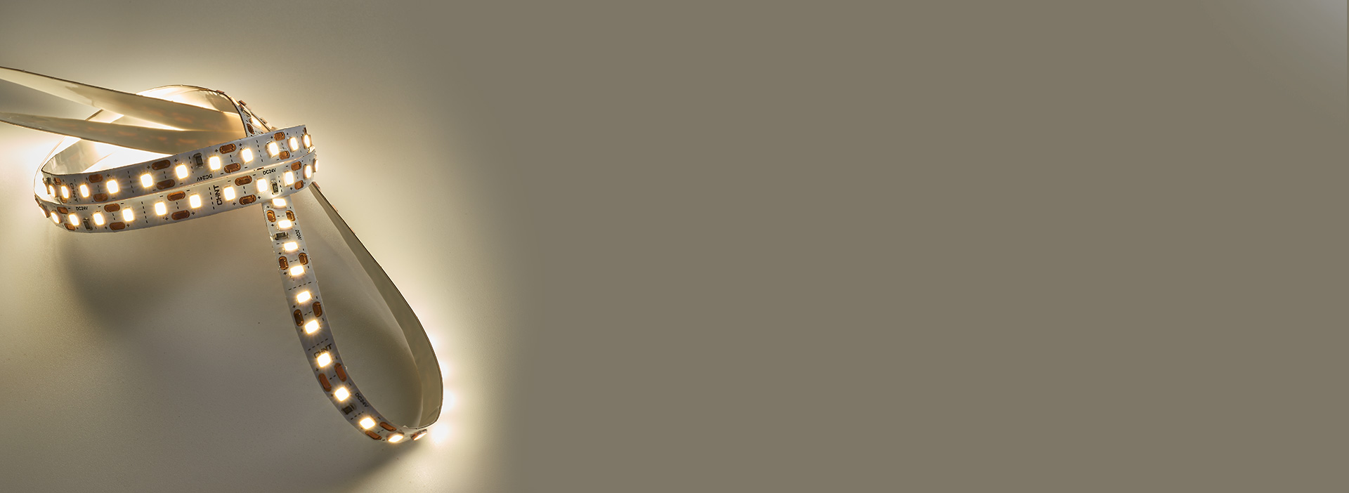 韌性強，耐彎耐折
 易彎曲，可根據(jù)復雜場...