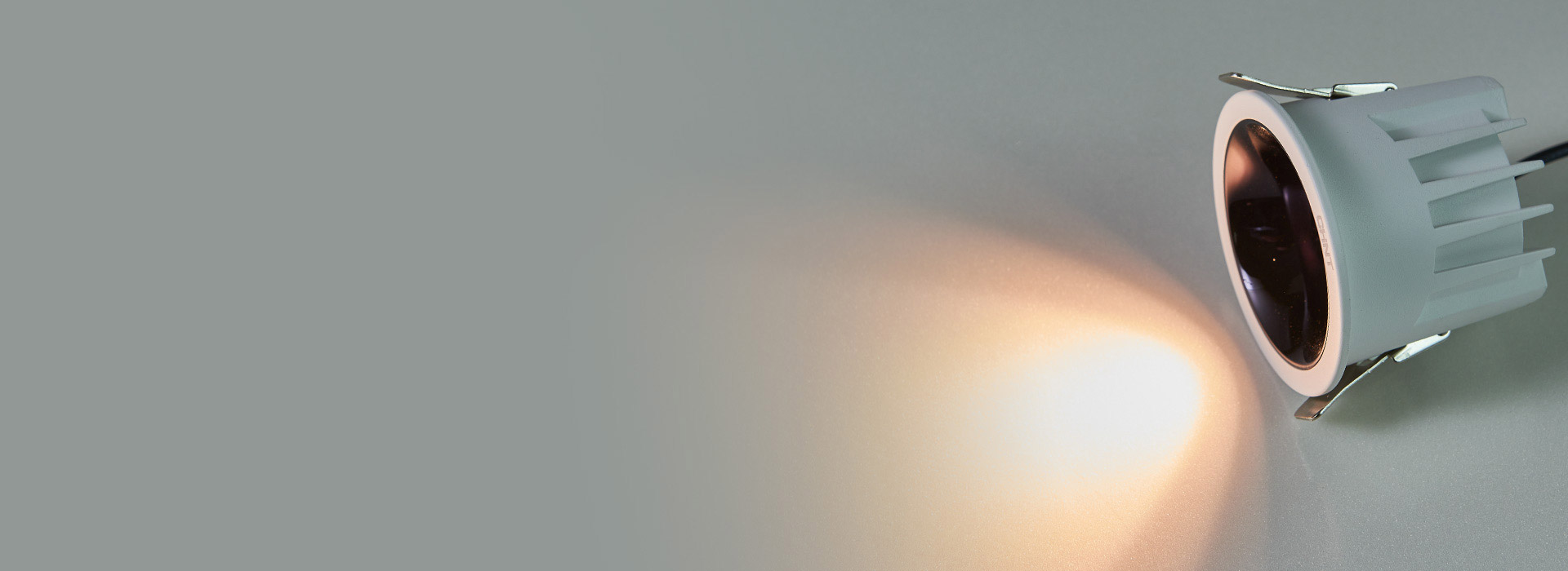 藏光防眩
 深藏式光源設(shè)計，減少眩光。 