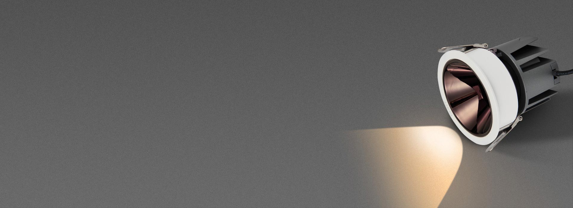 深防眩設(shè)計(jì)，光線柔和不刺眼
 光源深藏，...